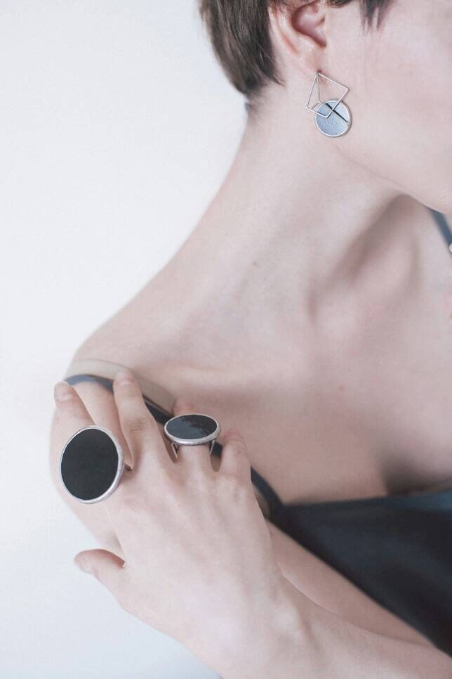 Chunky disc ring set black bold minimalist design