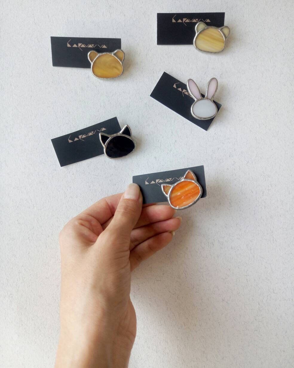 The photo shows cute stained glass brooches in the shape of a bear, a cat, a bunny, and a fox, which you can choose as a gift for a jewelry lover, a student, a friend, or a child.