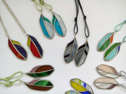 Colorful stained glass feather necklace, boho pendant necklace, nature jewelry charm, unique necklace, hippie jewelry, gift for her