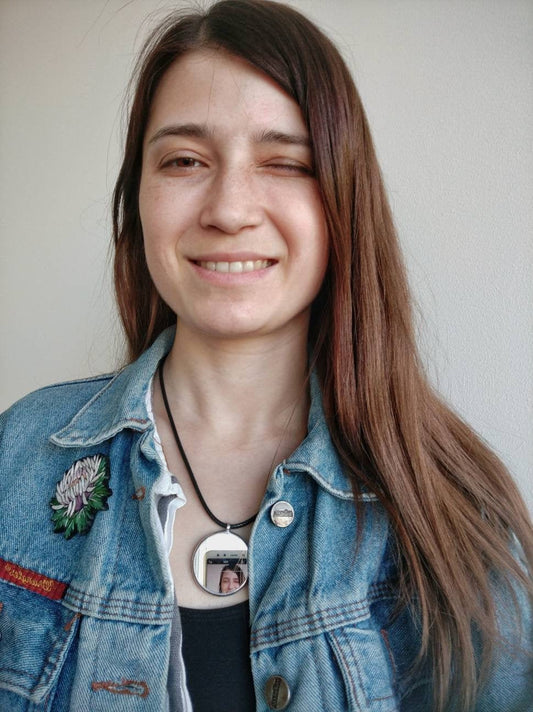 Woman wearing chunky mirror necklace