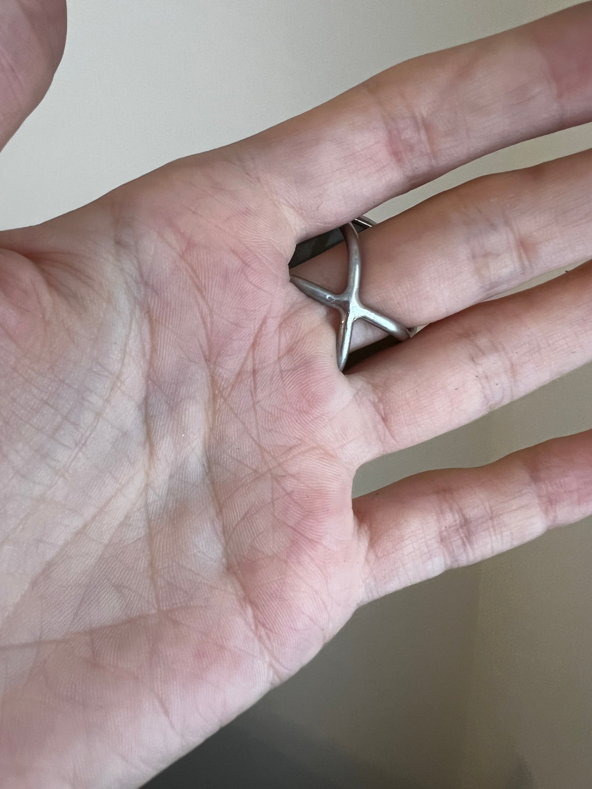 demonstration of a convenient x-shaped mount