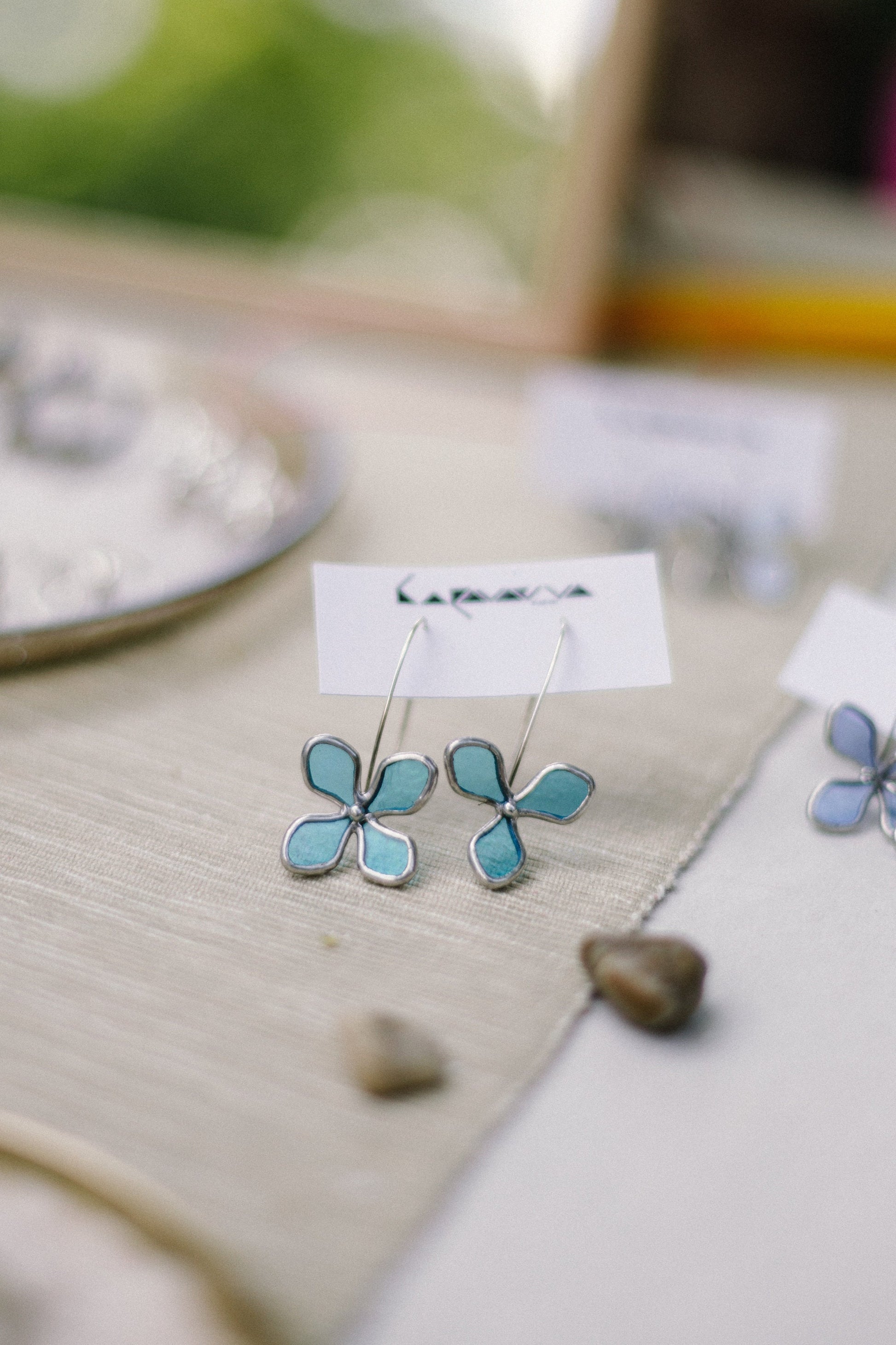 Artistic flower earrings in silver frame