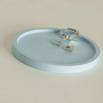 Silver band ring and earrings on a round plate - modern design