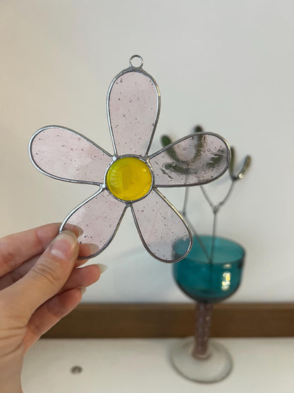Hanging stained glass daisy, window flower suncatcher, stained glass art, spring decor, nature lover gift, daisy wall ornament, gift for mom
