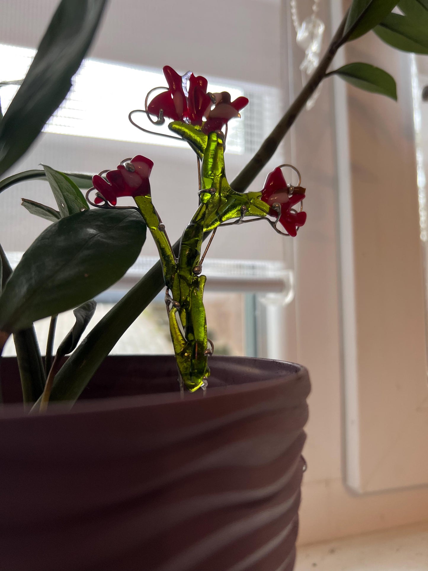 Handmade fused glass red flower plant stake pot decoration for indoor plants
