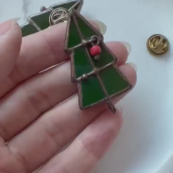 Stained Glass Green Christmas Tree Brooch: Handmade Holiday Pin